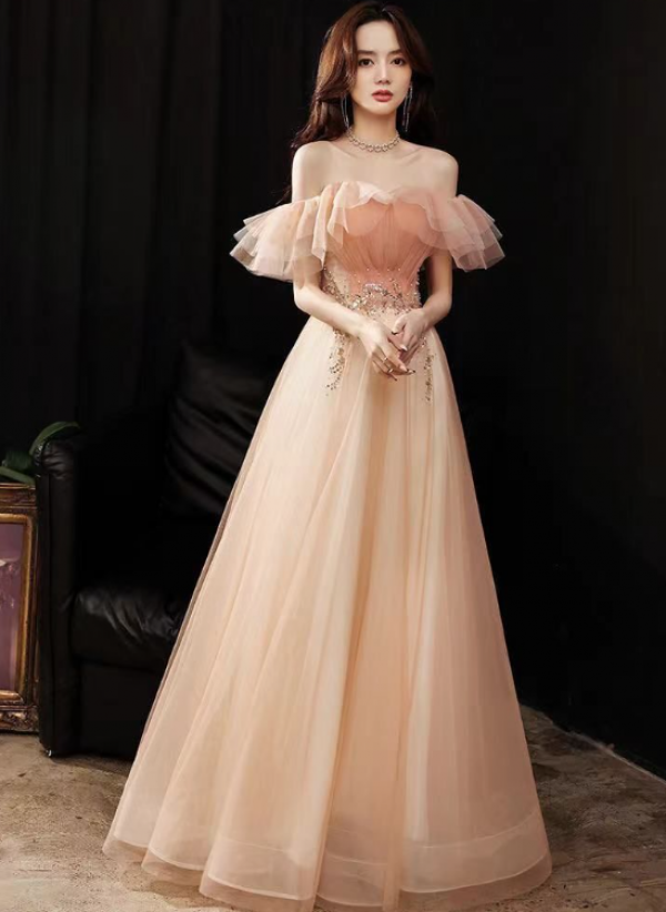 Gaun Ball Gown dengan kerah off-shoulder
